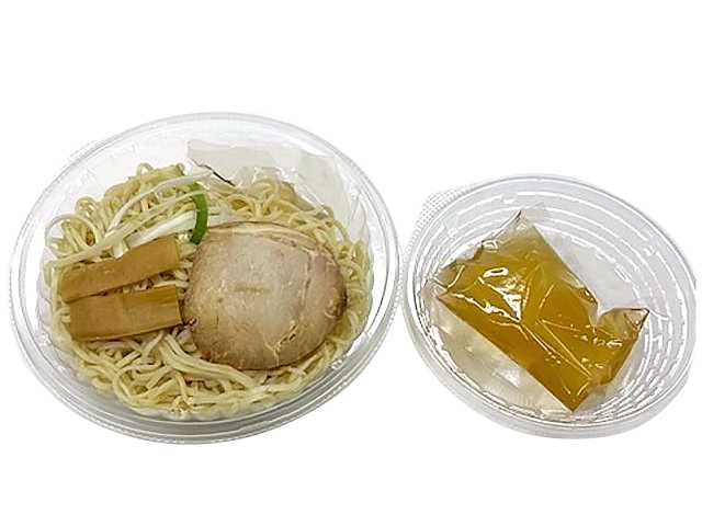 セブンイレブンの昆布水つけ麺を比較する。税込価格：538円、カロリー：402kcal、1円あたりカロリー：0.75kcal/円、たんぱく質：14.2g、1円あたりたんぱく質：0.03g/円、脂質：3.7g、炭水化物：79.1g、糖質：76.8g、食物繊維：2.3g、食塩相当量：4.2g。昆布水で麺をほぐして味わうつけ麺です。まずは麺だけで昆布の旨味と小麦の風味を。次に魚介の和風つけ汁につけて、二つの味わいをお楽しみください。アレルギー：卵、乳、小麦。