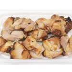 セブンイレブンの炭火焼鳥しおを比較する。税込価格：451円、カロリー：353kcal、1円あたりカロリー：0.78kcal/円、たんぱく質：30g、1円あたりたんぱく質：0.07g/円、脂質：25.6g、炭水化物：0.7g、糖質：0.7g、食物繊維：0g、食塩相当量：3.2g。鶏もも肉を炭火で香ばしく焼き上げた、お肉の旨みを感じられるジューシーでやわらかな塩味の焼鳥です。アレルギー：小麦。