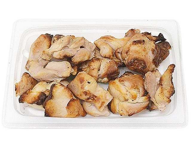 セブンイレブンの炭火焼鳥しおを比較する。税込価格：451円、カロリー：353kcal、1円あたりカロリー：0.78kcal/円、たんぱく質：30g、1円あたりたんぱく質：0.07g/円、脂質：25.6g、炭水化物：0.7g、糖質：0.7g、食物繊維：0g、食塩相当量：3.2g。鶏もも肉を炭火で香ばしく焼き上げた、お肉の旨みを感じられるジューシーでやわらかな塩味の焼鳥です。アレルギー：小麦。
