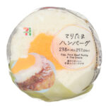 セブンイレブンのてりたまハンバーグおむすびを比較する。税込価格：257円、カロリー：304kcal、1円あたりカロリー：1.18kcal/円、たんぱく質：11.1g、1円あたりたんぱく質：0.04g/円、脂質：10.5g、炭水化物：42.1g、糖質：40.2g、食物繊維：1.9g、食塩相当量：3.5g。ハンバーグと目玉焼きを組み合わせたボリューム感のあるおむすびです。照焼タレとマヨネーズで味付けした食べ進みの良い仕立てです。アレルギー：卵、乳、小麦。