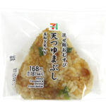 セブンイレブンの天つゆまぶしおむすび（玉ねぎ天入り）を比較する。税込価格：181円、カロリー：206kcal、1円あたりカロリー：1.14kcal/円、たんぱく質：4.2g、1円あたりたんぱく質：0.02g/円、脂質：2.8g、炭水化物：41.9g、糖質：40g、食物繊維：1.9g、食塩相当量：1.7g。だし飯に玉葱の天ぷら、揚玉、海老粉入りの揚玉を混ぜ込み、甘濃い味付けのだし醤油タレをまぶしたおむすびです。アレルギー：卵、小麦、えび。