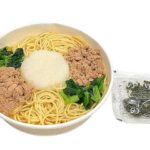 セブンイレブンのツナと大根おろしの和風パスタを比較する。税込価格:518円、カロリー:446kcal、1円あたりカロリー:0.86kcal/円、たんぱく質:26.1g、1円あたりたんぱく質:0.05g/円、脂質:8.2g、炭水化物:69.8g、糖質:64g、食物繊維:5.8g、食塩相当量:4.3g。ツナと大根おろし、小松菜を使用したさっぱりと食べられるだし醤油味の和風パスタです。アレルギー:小麦。