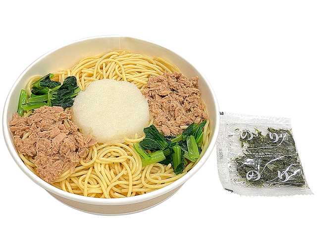 セブンイレブンのツナと大根おろしの和風パスタを比較する。税込価格：518円、カロリー：446kcal、1円あたりカロリー：0.86kcal/円、たんぱく質：26.1g、1円あたりたんぱく質：0.05g/円、脂質：8.2g、炭水化物：69.8g、糖質：64g、食物繊維：5.8g、食塩相当量：4.3g。ツナと大根おろし、小松菜を使用したさっぱりと食べられるだし醤油味の和風パスタです。アレルギー：小麦。