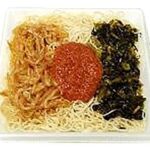 セブンイレブンの高菜と博多辛子明太子の焼ビーフンを比較する。税込価格：430円、カロリー：352kcal、1円あたりカロリー：0.82kcal/円、たんぱく質：7.6g、1円あたりたんぱく質：0.02g/円、脂質：10g、炭水化物：59.6g、糖質：56.3g、食物繊維：3.3g、食塩相当量：3.7g。焼ビーフンに辛子もやし・高菜炒め・明太子ソースを盛りつけた具材感のある商品です。アレルギー：小麦。