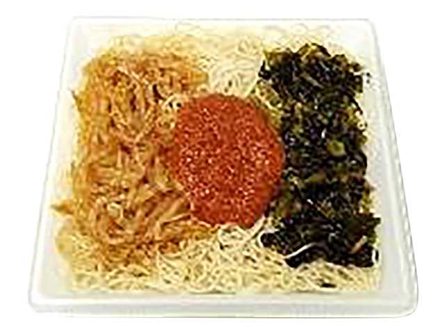 セブンイレブンの高菜と博多辛子明太子の焼ビーフンを比較する。税込価格：430円、カロリー：352kcal、1円あたりカロリー：0.82kcal/円、たんぱく質：7.6g、1円あたりたんぱく質：0.02g/円、脂質：10g、炭水化物：59.6g、糖質：56.3g、食物繊維：3.3g、食塩相当量：3.7g。焼ビーフンに辛子もやし・高菜炒め・明太子ソースを盛りつけた具材感のある商品です。アレルギー：小麦。