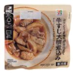 セブンイレブンの７プレミアム 牛すじ大根煮込みを比較する。税込価格：322円、カロリー：232kcal、1円あたりカロリー：0.72kcal/円、たんぱく質：11.4g、1円あたりたんぱく質：0.04g/円、脂質：17.4g、炭水化物：8.4g、糖質：6.8g、食物繊維：1.6g、食塩相当量：2.1g。アレルギー：小麦。