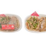 セブンイレブンのチンジャオロース丼と塩焼そばを比較する。税込価格：646円、カロリー：809kcal、1円あたりカロリー：1.25kcal/円、たんぱく質：26.9g、1円あたりたんぱく質：0.04g/円、脂質：17.7g、炭水化物：139.6g、糖質：131.5g、食物繊維：8.1g、食塩相当量：5.9g。チンジャオロースと塩焼そばが楽しめるよくばり弁当です。アレルギー：卵、乳、小麦。