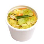 セブンイレブンのピリ辛白菜春雨スープを比較する。税込価格：354円、カロリー：194kcal、1円あたりカロリー：0.55kcal/円、たんぱく質：9.2g、1円あたりたんぱく質：0.03g/円、脂質：8.6g、炭水化物：22.1g、糖質：17.8g、食物繊維：4.3g、食塩相当量：4.9g。１／３日分の野菜が摂れるピリ辛白菜春雨スープです。にんにくの効いたピリ辛な味わいに野菜を炒め、煮ることで旨みを引き出した仕立てです。アレルギー：小麦、かに。