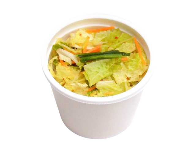 セブンイレブンのピリ辛白菜春雨スープを比較する。税込価格：354円、カロリー：194kcal、1円あたりカロリー：0.55kcal/円、たんぱく質：9.2g、1円あたりたんぱく質：0.03g/円、脂質：8.6g、炭水化物：22.1g、糖質：17.8g、食物繊維：4.3g、食塩相当量：4.9g。１／３日分の野菜が摂れるピリ辛白菜春雨スープです。にんにくの効いたピリ辛な味わいに野菜を炒め、煮ることで旨みを引き出した仕立てです。アレルギー：小麦、かに。