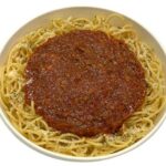 セブンイレブンの完熟トマトのミートソーススパゲティを比較する。税込価格：497円、カロリー：618kcal、1円あたりカロリー：1.24kcal/円、たんぱく質：24.2g、1円あたりたんぱく質：0.05g/円、脂質：25g、炭水化物：77.1g、糖質：70.9g、食物繊維：6.2g、食塩相当量：4.8g。トマトの旨味や酸味、肉の旨味を感じられるミートソーススパゲティです。アレルギー：乳、小麦。