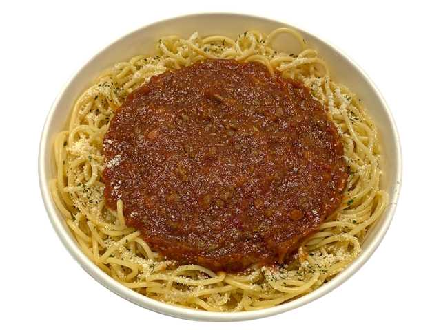 セブンイレブンの完熟トマトのミートソーススパゲティを比較する。税込価格：497円、カロリー：618kcal、1円あたりカロリー：1.24kcal/円、たんぱく質：24.2g、1円あたりたんぱく質：0.05g/円、脂質：25g、炭水化物：77.1g、糖質：70.9g、食物繊維：6.2g、食塩相当量：4.8g。トマトの旨味や酸味、肉の旨味を感じられるミートソーススパゲティです。アレルギー：乳、小麦。