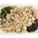 セブンイレブンの麦飯あじほぐし御飯を比較する。税込価格：486円、カロリー：420kcal、1円あたりカロリー：0.86kcal/円、たんぱく質：18.6g、1円あたりたんぱく質：0.04g/円、脂質：7.3g、炭水化物：72.1g、糖質：67.9g、食物繊維：4.2g、食塩相当量：1.7g。香ばしく焼き上げたあじを食べやすくほぐし、小松菜炒めと海苔佃煮を盛りつけた小容量のお弁当です。アレルギー：卵、小麦。