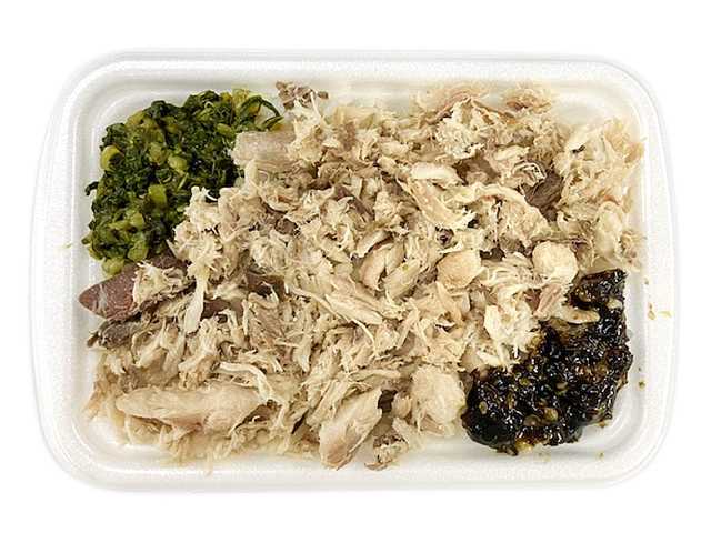 セブンイレブンの麦飯あじほぐし御飯を比較する。税込価格：486円、カロリー：420kcal、1円あたりカロリー：0.86kcal/円、たんぱく質：18.6g、1円あたりたんぱく質：0.04g/円、脂質：7.3g、炭水化物：72.1g、糖質：67.9g、食物繊維：4.2g、食塩相当量：1.7g。香ばしく焼き上げたあじを食べやすくほぐし、小松菜炒めと海苔佃煮を盛りつけた小容量のお弁当です。アレルギー：卵、小麦。