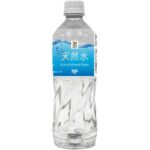 セブンイレブンの７プレミアム 天然水 ５５０ｍｌ。税込価格：108円、カロリー：0kcal、たんぱく質：0g、脂質：0g、炭水化物：0g、糖質：0g、食物繊維：0g、食塩相当量：0g。天然水を採水地でボトル詰めしたミネラルウォーターです。アレルギー：なし。