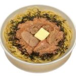 セブンイレブンのつぶつぶ生たらこをのせた和風パスタを比較する。税込価格:540円、カロリー:465kcal、1円あたりカロリー:0.86kcal/円、たんぱく質:23.7g、1円あたりたんぱく質:0.04g/円、脂質:8.9g、炭水化物:75.1g、糖質:69.8g、食物繊維:5.3g、食塩相当量:4.8g。石巻加工の生たらこを使用した、たらこの旨みを感じられる和風パスタです。アレルギー:乳、小麦。
