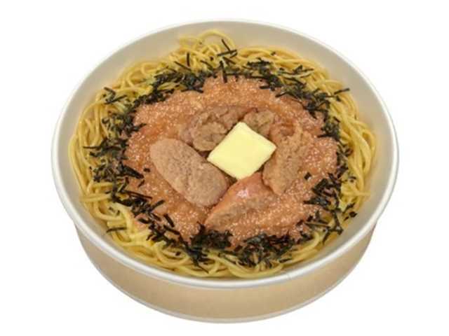 セブンイレブンのつぶつぶ生たらこをのせた和風パスタを比較する。税込価格：540円、カロリー：465kcal、1円あたりカロリー：0.86kcal/円、たんぱく質：23.7g、1円あたりたんぱく質：0.04g/円、脂質：8.9g、炭水化物：75.1g、糖質：69.8g、食物繊維：5.3g、食塩相当量：4.8g。石巻加工の生たらこを使用した、たらこの旨みを感じられる和風パスタです。アレルギー：乳、小麦。