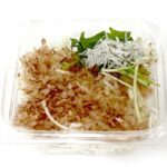 セブンイレブンの佐賀県産玉ネギとしらすのサラダを比較する。税込価格：235円、カロリー：30kcal、1円あたりカロリー：0.13kcal/円、たんぱく質：2.8g、1円あたりたんぱく質：0.01g/円、脂質：0.4g、炭水化物：4.3g、糖質：3.3g、食物繊維：1g、食塩相当量：0.1g。辛味が少なくみずみずしい佐賀県産玉ネギを使用した期間限定のサラダです。アレルギー：なし。