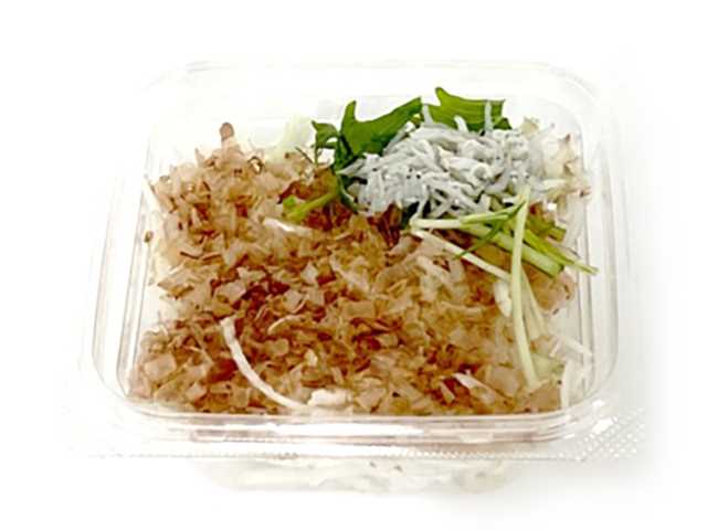 セブンイレブンの佐賀県産玉ネギとしらすのサラダを比較する。税込価格：235円、カロリー：30kcal、1円あたりカロリー：0.13kcal/円、たんぱく質：2.8g、1円あたりたんぱく質：0.01g/円、脂質：0.4g、炭水化物：4.3g、糖質：3.3g、食物繊維：1g、食塩相当量：0.1g。辛味が少なくみずみずしい佐賀県産玉ネギを使用した期間限定のサラダです。アレルギー：なし。