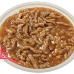 セブンイレブンの肉あんかけチャーハンを比較する。税込価格：646円、カロリー：789kcal、1円あたりカロリー：1.22kcal/円、たんぱく質：36.5g、1円あたりたんぱく質：0.06g/円、脂質：26.1g、炭水化物：105g、糖質：99.1g、食物繊維：5.9g、食塩相当量：4.5g。鉄鍋で炒めた本格チャーハンに、お肉がたっぷり入ったあんをかけた肉あんかけチャーハンです。アレルギー：卵、小麦。