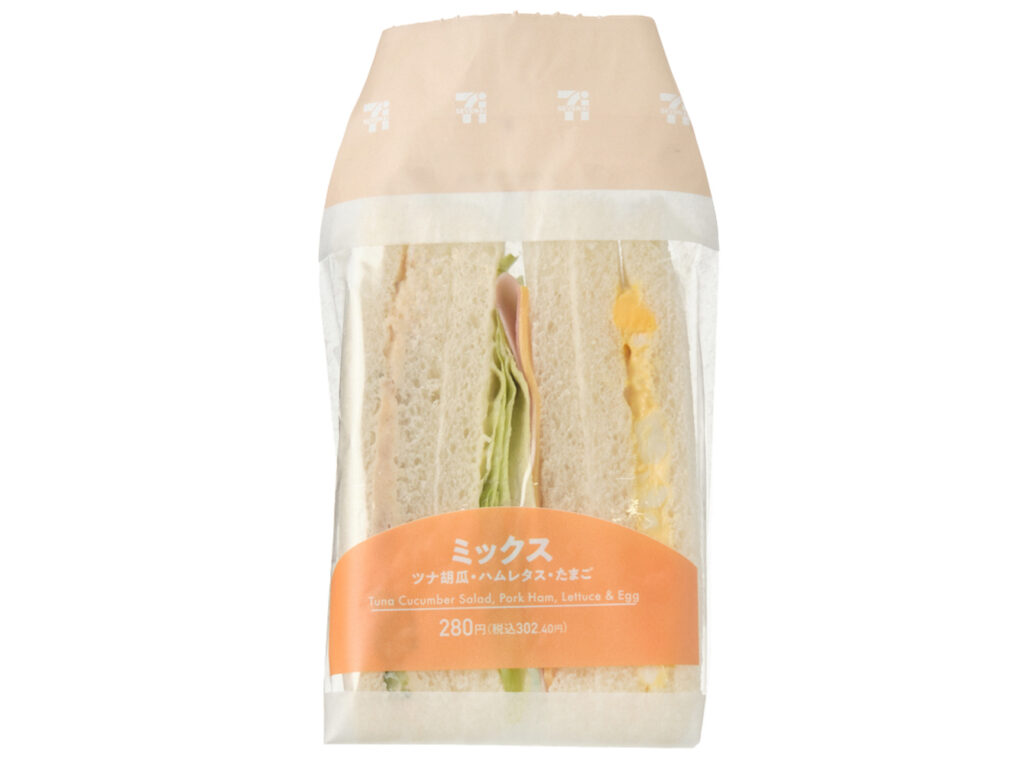 セブンイレブンのミックスサンドを比較する。税込価格：302円、カロリー：306kcal、1円あたりカロリー：1.01kcal/円、たんぱく質：10.3g、1円あたりたんぱく質：0.03g/円、脂質：16.3g、炭水化物：30.4g、糖質：28.7g、食物繊維：1.7g、食塩相当量：1.3g。定番具材のツナ、ハムレタス、たまごの３種類をはさんだサンドイッチです。アレルギー：卵、乳、小麦。