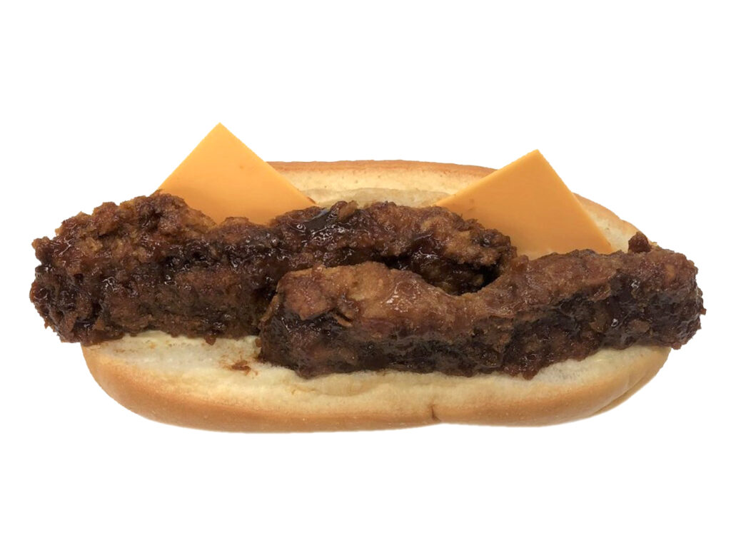 セブンイレブンのチーズチキンカツロールを比較する。税込価格：313円、カロリー：585kcal、1円あたりカロリー：1.87kcal/円、たんぱく質：20.4g、1円あたりたんぱく質：0.07g/円、脂質：37.9g、炭水化物：41.2g、糖質：39.7g、食物繊維：1.5g、食塩相当量：2.6g。チキンカツにオタフクソースを使用したカツソースとオニオンペッパーマヨで味付けしたＷソースのチーズチキンカツロールです。アレルギー：卵、乳、小麦。