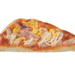 セブンイレブンのミックスピザパンを比較する。税込価格：181円、カロリー：239kcal、1円あたりカロリー：1.32kcal/円、たんぱく質：7.3g、1円あたりたんぱく質：0.04g/円、脂質：11.7g、炭水化物：27g、糖質：25.3g、食物繊維：1.7g、食塩相当量：1.3g。ふんわりしたパン生地にトマトソースをベースにオニオン、コーン、チーズ、ベーコンをのせて焼いた惣菜パン。アレルギー：卵、乳、小麦。