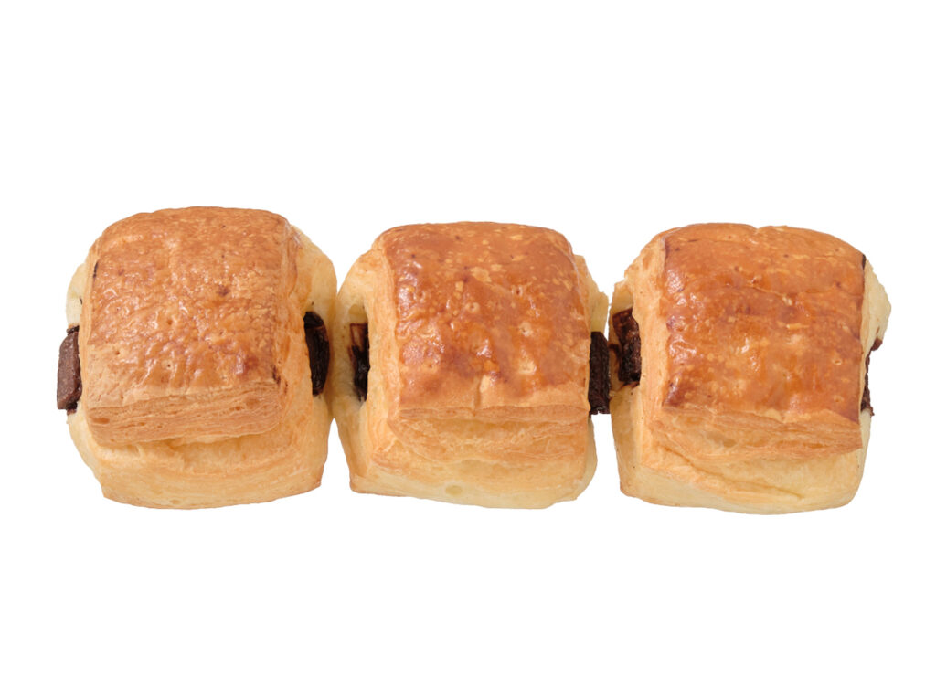セブンイレブンの７Ｐパン・オ・ショコラダブルチョコ ３個入を比較する。税込価格：160円、カロリー：146kcal、1円あたりカロリー：0.91kcal/円、たんぱく質：2.3g、1円あたりたんぱく質：0.01g/円、脂質：6.6g、炭水化物：19.8g、糖質：18.9g、食物繊維：0.9g、食塩相当量：0.3g。デニッシュ生地にチョコクリームと板チョコをサンドした３個入です。アレルギー：卵、乳、小麦。