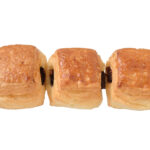 セブンイレブンの７Ｐパン・オ・ショコラダブルチョコ ３個入を比較する。税込価格：160円、カロリー：146kcal、1円あたりカロリー：0.91kcal/円、たんぱく質：2.3g、1円あたりたんぱく質：0.01g/円、脂質：6.6g、炭水化物：19.8g、糖質：18.9g、食物繊維：0.9g、食塩相当量：0.3g。デニッシュ生地にチョコクリームと板チョコをサンドした３個入です。アレルギー：卵、乳、小麦。