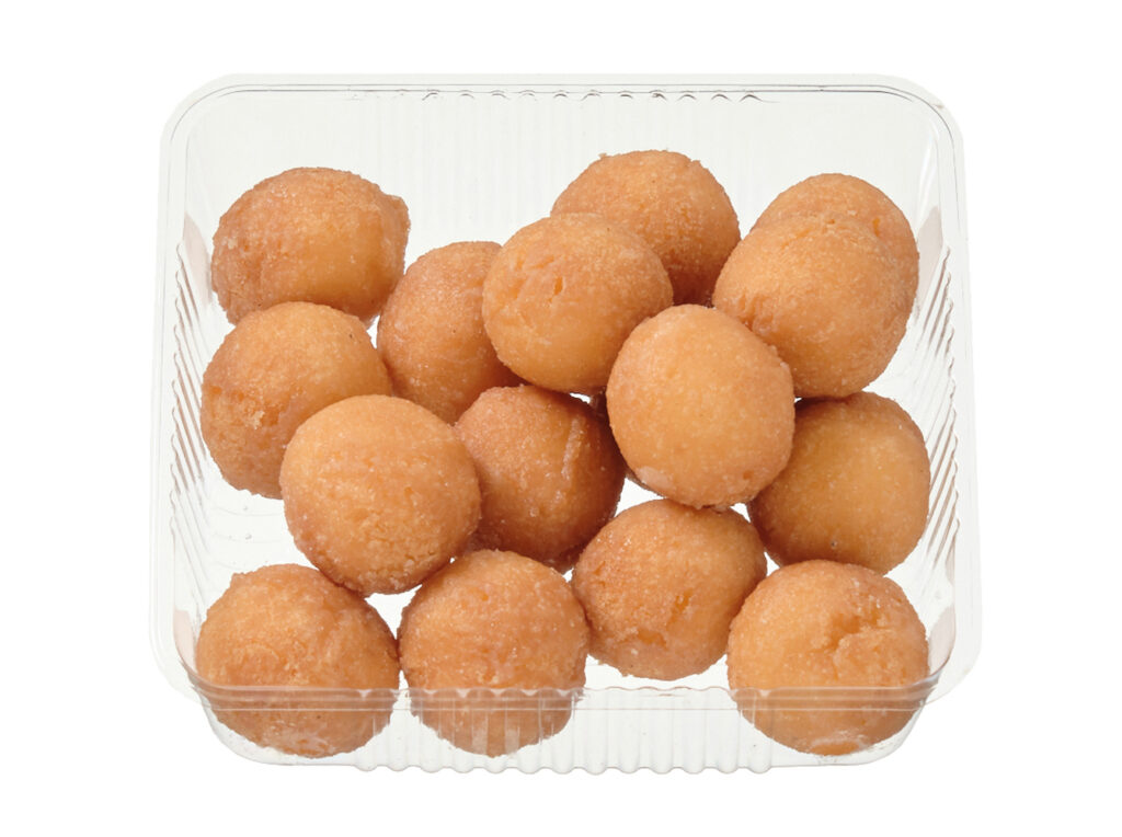 ７プレミアム ひとくちサイズのボールドーナツ １６個入 セブンイレブン 軽い食感でぱくぱく食べ進められる、生クリームを生地に練り込んだ乳風味豊かなひとくちサイズのボールドーナツ１６個入です。