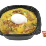 セブンイレブンのお出汁が香る炙り鶏の親子丼を比較する。税込価格：646円、カロリー：639kcal、1円あたりカロリー：0.99kcal/円、たんぱく質：26.9g、1円あたりたんぱく質：0.04g/円、脂質：15g、炭水化物：99.2g、糖質：98.8g、食物繊維：0.4g、食塩相当量：2.5g。半熟玉子をのせた、炙った鶏肉と地区でなじみのある出汁の割り下の親子丼です。アレルギー：卵、小麦。