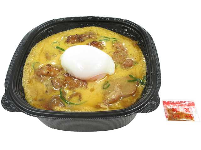 セブンイレブンのお出汁が香る炙り鶏の親子丼を比較する。税込価格：646円、カロリー：639kcal、1円あたりカロリー：0.99kcal/円、たんぱく質：26.9g、1円あたりたんぱく質：0.04g/円、脂質：15g、炭水化物：99.2g、糖質：98.8g、食物繊維：0.4g、食塩相当量：2.5g。半熟玉子をのせた、炙った鶏肉と地区でなじみのある出汁の割り下の親子丼です。アレルギー：卵、小麦。