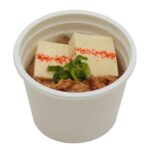 千とせ本店監修 肉吸い セブンイレブン 大阪難波の老舗「千とせ本店」に監修いただいた肉吸い。お店のベース出汁の鰹、うるめ、さばに昆布を加えたスープで牛肉を煮込むことで、牛肉の旨味を感じられるスープ。