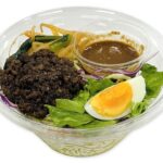 セブンイレブンの肉味噌と食べる ピリ辛胡麻ラーメンサラダを比較する。税込価格：378円、カロリー：403kcal、1円あたりカロリー：1.07kcal/円、たんぱく質：14.4g、1円あたりたんぱく質：0.04g/円、脂質：17.1g、炭水化物：49.9g、糖質：45.7g、食物繊維：4.2g、食塩相当量：3.2g。濃いめの味付けされた肉味噌に濃厚なピリ辛胡麻ドレッシングをかけて食べるラーメンサラダです。アレルギー：卵、小麦。