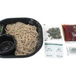 セブンイレブンの石臼挽そば粉のざるそば 静岡県産わさび付を比較する。税込価格：473円、カロリー：340kcal、1円あたりカロリー：0.72kcal/円、たんぱく質：15.9g、1円あたりたんぱく質：0.03g/円、脂質：2.9g、炭水化物：65.2g、糖質：59.7g、食物繊維：5.5g、食塩相当量：2.1g。粗挽き，細挽きのそば粉を使用し、そばの風味としなやかなのど越しを味わえるざるそばに、静岡県産わさびを添えました。アレルギー：卵、小麦、そば。