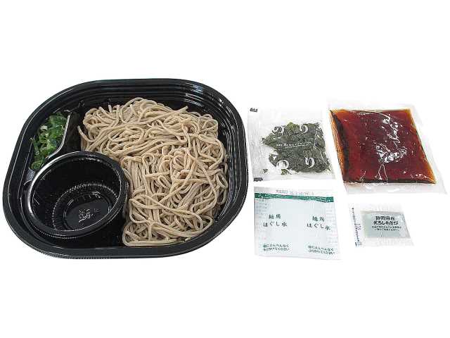 セブンイレブンの石臼挽そば粉のざるそば 静岡県産わさび付を比較する。税込価格：473円、カロリー：340kcal、1円あたりカロリー：0.72kcal/円、たんぱく質：15.9g、1円あたりたんぱく質：0.03g/円、脂質：2.9g、炭水化物：65.2g、糖質：59.7g、食物繊維：5.5g、食塩相当量：2.1g。粗挽き，細挽きのそば粉を使用し、そばの風味としなやかなのど越しを味わえるざるそばに、静岡県産わさびを添えました。アレルギー：卵、小麦、そば。