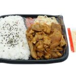 セブンイレブンの豚焼肉弁当を比較する。税込価格：646円、カロリー：634kcal、1円あたりカロリー：0.98kcal/円、たんぱく質：20.2g、1円あたりたんぱく質：0.03g/円、脂質：17.8g、炭水化物：99.3g、糖質：97g、食物繊維：2.3g、食塩相当量：3.5g。甘辛いタレの豚焼肉をピリ辛の唐辛子マヨネーズを付けて食べるお弁当です。アレルギー：卵、乳、小麦。