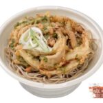 セブンイレブンの北海道産そば粉使用 かき揚げそばを比較する。税込価格：540円、カロリー：489kcal、1円あたりカロリー：0.91kcal/円、たんぱく質：19.4g、1円あたりたんぱく質：0.04g/円、脂質：14.4g、炭水化物：72.9g、糖質：67.9g、食物繊維：5g、食塩相当量：3.9g。のど越しの良い麺を鰹出汁の旨味が引き立つ風味豊かなつゆで味わう温かいかき揚げそばです。アレルギー：卵、小麦、そば。