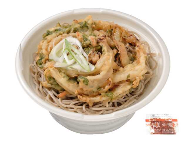 セブンイレブンの北海道産そば粉使用 かき揚げそばを比較する。税込価格：540円、カロリー：489kcal、1円あたりカロリー：0.91kcal/円、たんぱく質：19.4g、1円あたりたんぱく質：0.04g/円、脂質：14.4g、炭水化物：72.9g、糖質：67.9g、食物繊維：5g、食塩相当量：3.9g。のど越しの良い麺を鰹出汁の旨味が引き立つ風味豊かなつゆで味わう温かいかき揚げそばです。アレルギー：卵、小麦、そば。