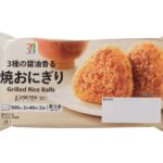 セブンイレブンの７プレミアム 焼おにぎりを比較する。税込価格：203円、カロリー：174kcal、1円あたりカロリー：0.86kcal/円、たんぱく質：4.1g、1円あたりたんぱく質：0.02g/円、脂質：0.8g、炭水化物：37.7g、糖質：37.5g、食物繊維：0.2g、食塩相当量：1.2g。３種の醤油香る焼おにぎり（２個入）です。アレルギー：小麦。