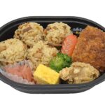 セブンイレブンの鶏ごぼうごはんのミニおにぎり弁当を比較する。税込価格：464円、カロリー：436kcal、1円あたりカロリー：0.94kcal/円、たんぱく質：13.8g、1円あたりたんぱく質：0.03g/円、脂質：13.6g、炭水化物：65.8g、糖質：63.4g、食物繊維：2.4g、食塩相当量：3.3g。定番のおかずと東北になじみ深い鶏ごぼう味めしのおにぎりを組み合わせた、子どもから大人まで幅広く楽しめるお弁当です。アレルギー：卵、乳、小麦。