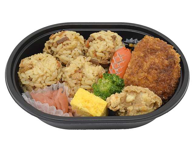 セブンイレブンの鶏ごぼうごはんのミニおにぎり弁当を比較する。税込価格：464円、カロリー：436kcal、1円あたりカロリー：0.94kcal/円、たんぱく質：13.8g、1円あたりたんぱく質：0.03g/円、脂質：13.6g、炭水化物：65.8g、糖質：63.4g、食物繊維：2.4g、食塩相当量：3.3g。定番のおかずと東北になじみ深い鶏ごぼう味めしのおにぎりを組み合わせた、子どもから大人まで幅広く楽しめるお弁当です。アレルギー：卵、乳、小麦。