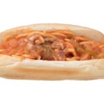 セブンイレブンのうんとおいしいナポリタンロールを比較する。税込価格：279円、カロリー：327kcal、1円あたりカロリー：1.17kcal/円、たんぱく質：8.6g、1円あたりたんぱく質：0.03g/円、脂質：12g、炭水化物：47.5g、糖質：45g、食物繊維：2.5g、食塩相当量：1.9g。スンスンのだいすきなコッペパンにナポリタンを挟みました。満足感、食べ応えのある商品です。アレルギー：卵、乳、小麦。