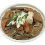 セブンイレブンの茨城名物 たっぷり野菜のけんちんそばを比較する。税込価格：594円、カロリー：448kcal、1円あたりカロリー：0.75kcal/円、たんぱく質：23.6g、1円あたりたんぱく質：0.04g/円、脂質：11.2g、炭水化物：67.4g、糖質：59.1g、食物繊維：8.3g、食塩相当量：4.5g。じっくり煮込んだ野菜を盛り付け、つゆにも野菜の旨みが溶けこんだ、けんちんそばです。アレルギー：卵、小麦、そば。