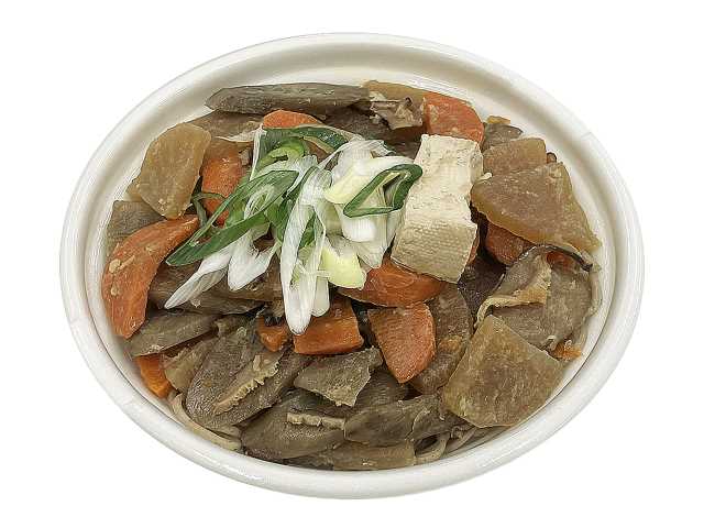 セブンイレブンの茨城名物 たっぷり野菜のけんちんそばを比較する。税込価格：594円、カロリー：448kcal、1円あたりカロリー：0.75kcal/円、たんぱく質：23.6g、1円あたりたんぱく質：0.04g/円、脂質：11.2g、炭水化物：67.4g、糖質：59.1g、食物繊維：8.3g、食塩相当量：4.5g。じっくり煮込んだ野菜を盛り付け、つゆにも野菜の旨みが溶けこんだ、けんちんそばです。アレルギー：卵、小麦、そば。