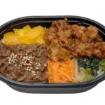 焼肉＆唐揚げごはん セブンイレブン 牛焼肉と唐揚げ、ナムルを彩りよく盛り付けたミニ弁当です。