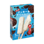 ファミリーマートの赤城 濃厚クッキー&クリームバー 5本入を比較する。税込価格：378円。北海道産生クリームを使用したコクのあるバニラアイスと、しっとりほろ苦いココアクッキーを組み合わせた、濃厚な味わいのファミリータイプの商品です。 ［ファミリーマート限定・数量限定］。