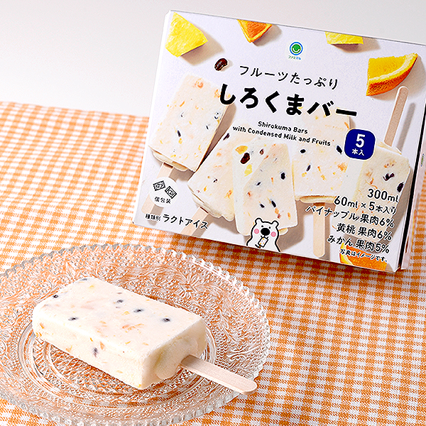 ファミリーマートのフルーツたっぷりしろくまバー 5本入を比較する。税込価格：345円。練乳アイスにパイナップル果肉、黄桃果肉、みかん果肉、小豆甘納豆がたっぷり入ったアイスバーです。フルーツとやさしい甘さの練乳アイスの豊かな味わいをお楽しみください。5本入りです。