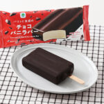 ファミリーマートのパリッと食感のチョコバニラバーを比較する。税込価格：138円。北海道産生クリームを使用したコクのあるバニラアイスに、パリパリ食感のチョコをコーティングしたバーアイスです。