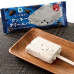 ファミリーマートのコクを味わうクッキー&クリームバーを比較する。税込価格：160円。北海道産生クリームを使用したコクのあるアイスクリームに、しっとり食感でほろ苦いココアクッキーを混ぜ込んだ濃厚な味わいのクッキー＆クリームバーです。