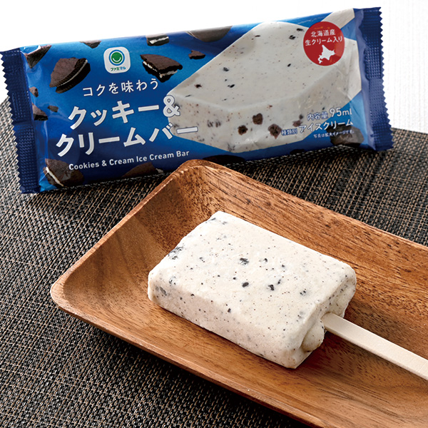 ファミリーマートのコクを味わうクッキー&クリームバーを比較する。税込価格：160円。北海道産生クリームを使用したコクのあるアイスクリームに、しっとり食感でほろ苦いココアクッキーを混ぜ込んだ濃厚な味わいのクッキー＆クリームバーです。